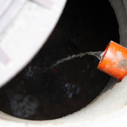 Kloakbrønd og rør ved omfangsdræn og kloakarbejde i Bogense på Fyn