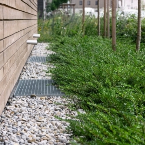 Omfangsdræn langs hus med sten og afvanding på Fyn