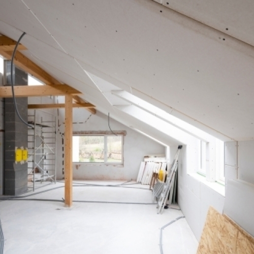 Tilbygning og indvendig renovering i Bogense med loftsvinduer og åbent rum