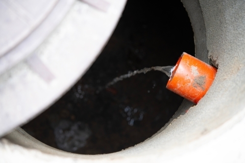 Kloakbrønd og rør ved omfangsdræn og kloakarbejde i Bogense på Fyn