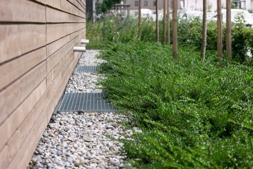 Omfangsdræn langs hus med sten og afvanding på Fyn