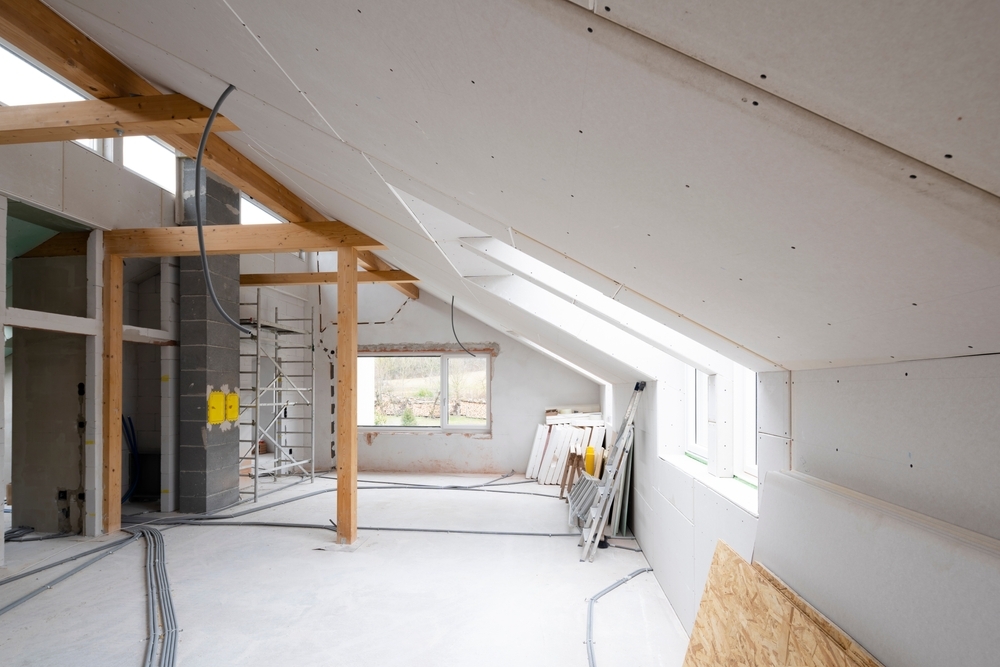 Tilbygning og indvendig renovering med loftsvinduer og åbent rum på Fyn